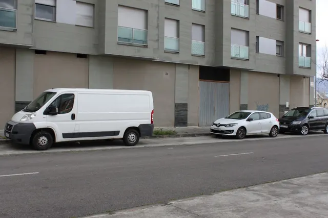 Amplio Local Comercial en La Rosaleda de 670 m2 para Alquilar — 2