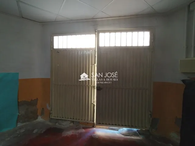 SE VENDE LOCAL COMERCIAL — 4