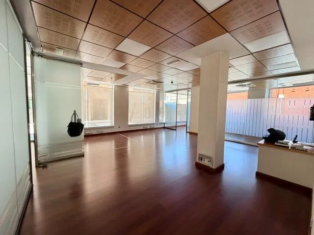 LOCAL EN UNA PLANTA, EN ESQUINA, ACONDICIONADO — 8