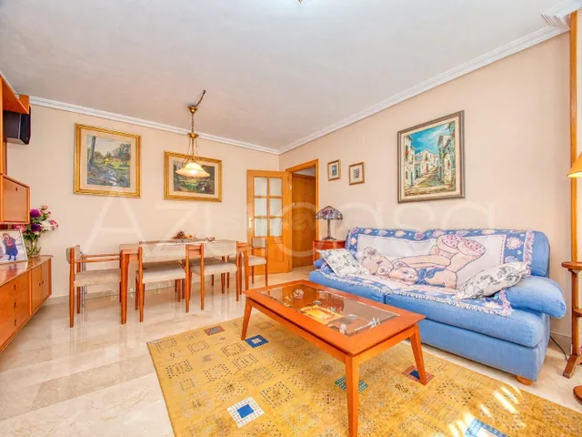 Piso en venta de 4 dormitorios y 2 baños completos con garaje Junto al Mercado Central de Alicante — 3