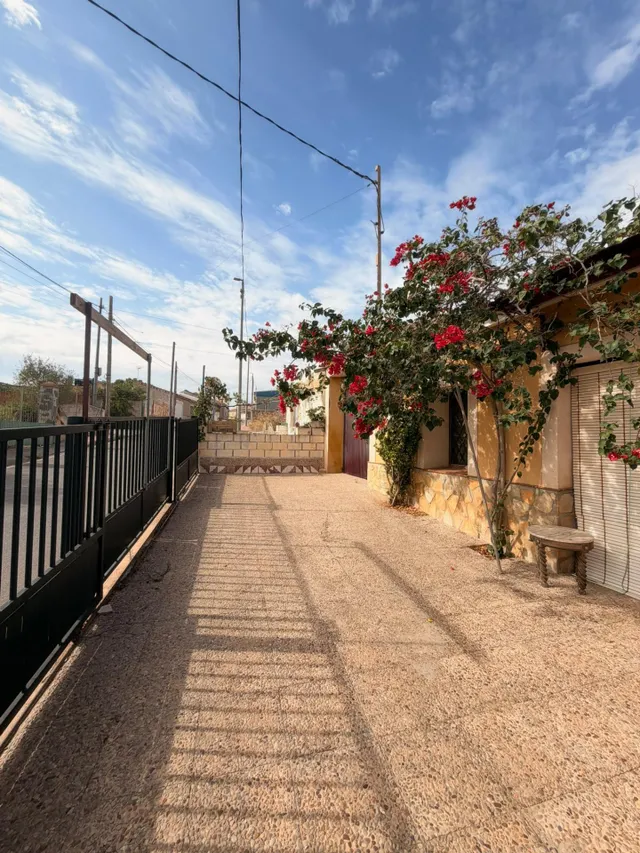 Acogedora casa de planta baja con jardín mediterráneo, patio soleado y gran garaje privado en Las Palas — 10
