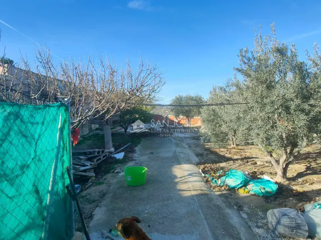 SE VENDE CHALET CON PISCINA EN MUY BUEN ESTADO EN ASPE ZONA DE UCHEL — 24