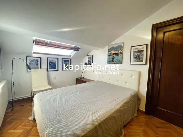 Ático duplex con chimenea y vistas panorámicas — 10