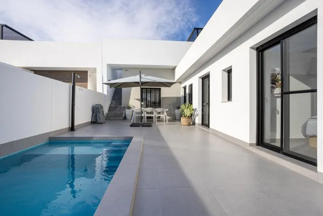 Preciosa villa independiente con piscina privada en Roldán, 