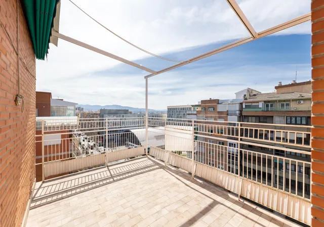 SALE A LA VENTA EXTRAORDINARIO ATICO "REFORMADO" EN GRANADA - foto 3