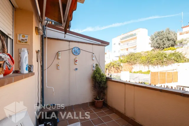 Casa adosada de tres plantas con jardín, terrazas y espacio tipo loft en garaje — 20