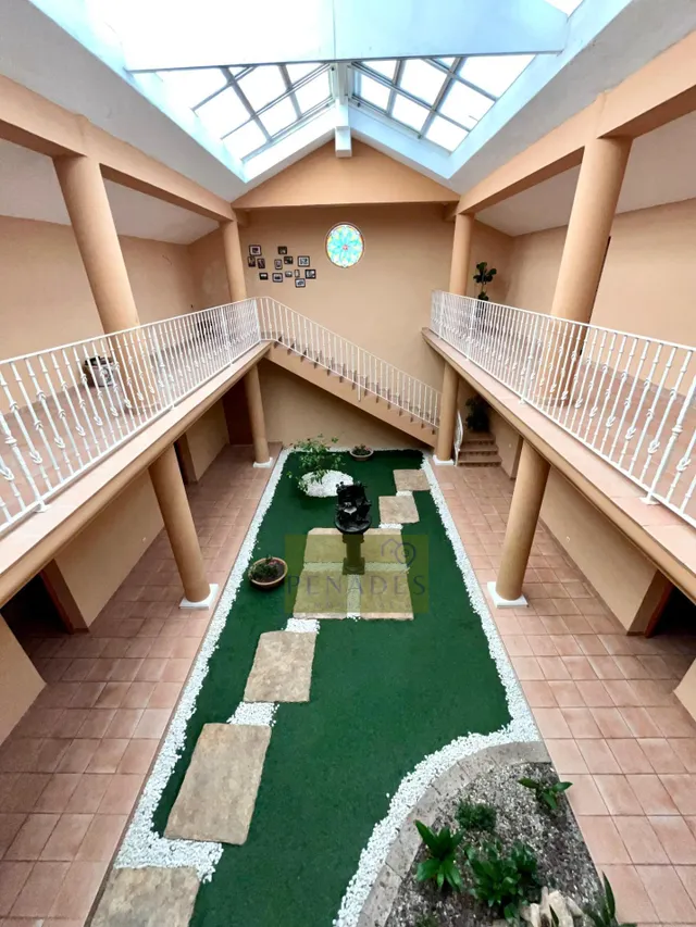 Espectacular chalet a la venta con impresionante jardín interior — 3