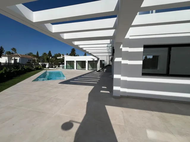 ÚLTIMA VILLA DISPONIBLE. Piscina privada junto al mar en El Chaparral — 50