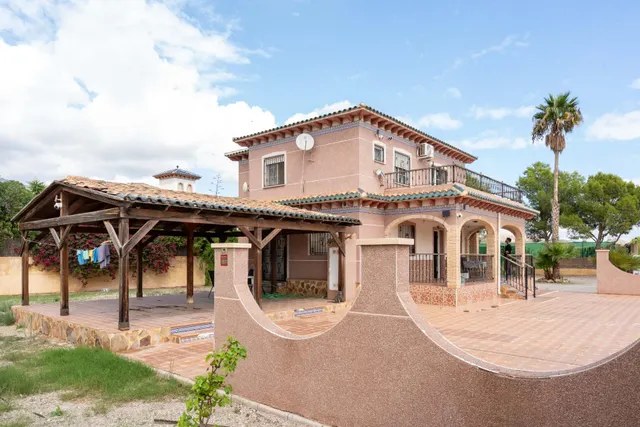 Espectacular chalet con piscina y gran jardín en Albatera — 18