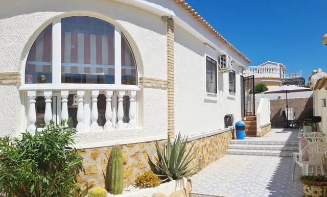 Encantadora villa con piscina privada, jardín y solárium en Monte y Mar, Gran Alacant — 4