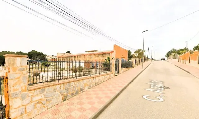 SE ALQUILA PARCELA VALLADA A DOS CALLES DE 3600 MTS2 CON NAV - foto 2