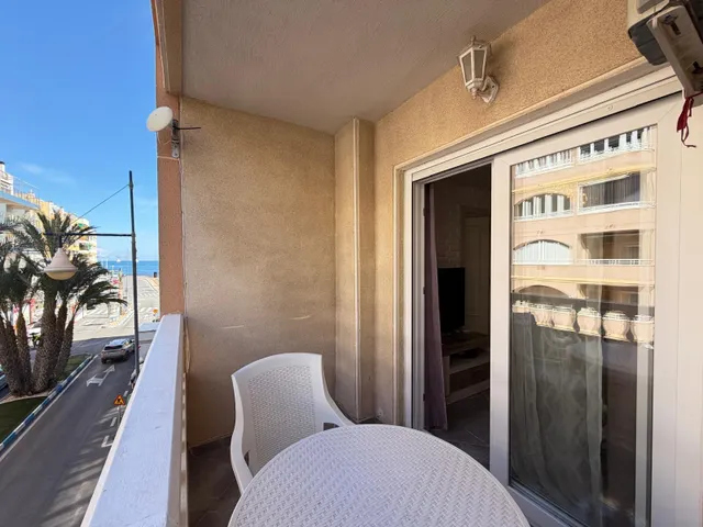 Apartamento reformado con vistas al mar con garaje incluido. 2 dorm. 1 baño. con superficie de 65 m2. playa a 100 metros. — 29