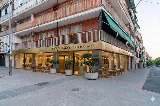 Magnífico local comercial con amplia fachada en esquina muy cerca de la calle Alcalá — 37