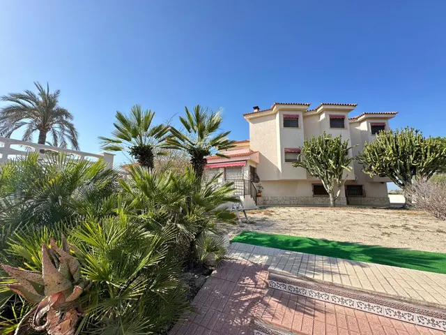 Espectacular chalet en Las Paulinas con vistas despejadas — 33