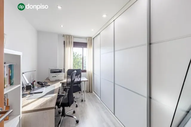 Amplia casa de 182 m2 con patio, gran sótano y a menos de 5 minutos del metro — 25