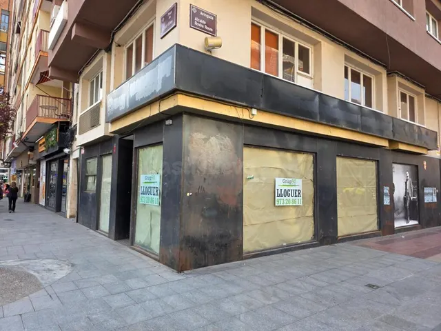 Local comercial en alquiler en Plaça Ricard Vinyes – Lleida