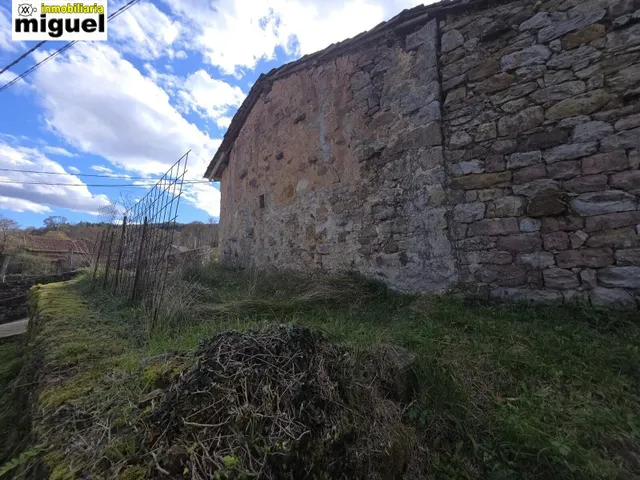 Se vende casa de piedra para rehabilitar con jardín en Cades (Herrerías) — 7