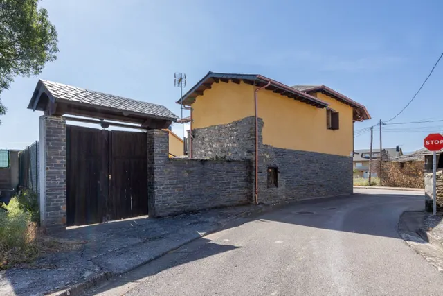 CASA CON PATIO REHABILITADA EN PIEDRA Y MADERA DE 3 habitaciones Y PATIO — 2