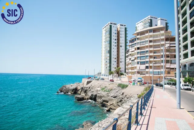 Amplio apartamento de 3 dormitorios en primera línea de mar  - foto 2