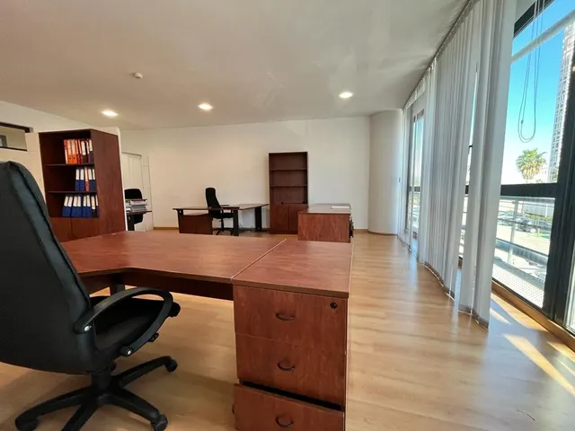 Alquiler de oficina exterior con dos plazas de garaje en Edificio Azabache — 3