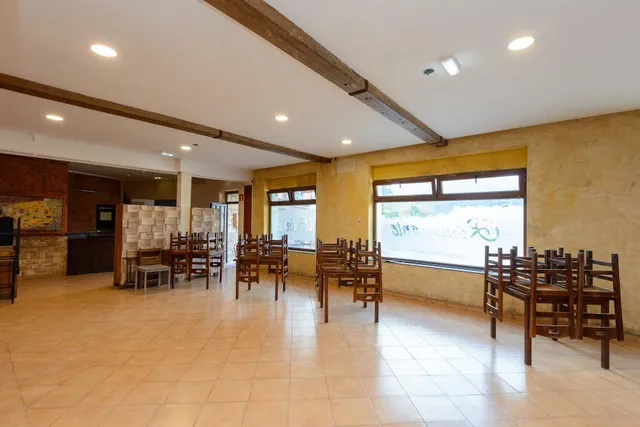 Casa tradicional con tres viviendas y antiguo local hostelero en arroes, Villaviciosa — 9