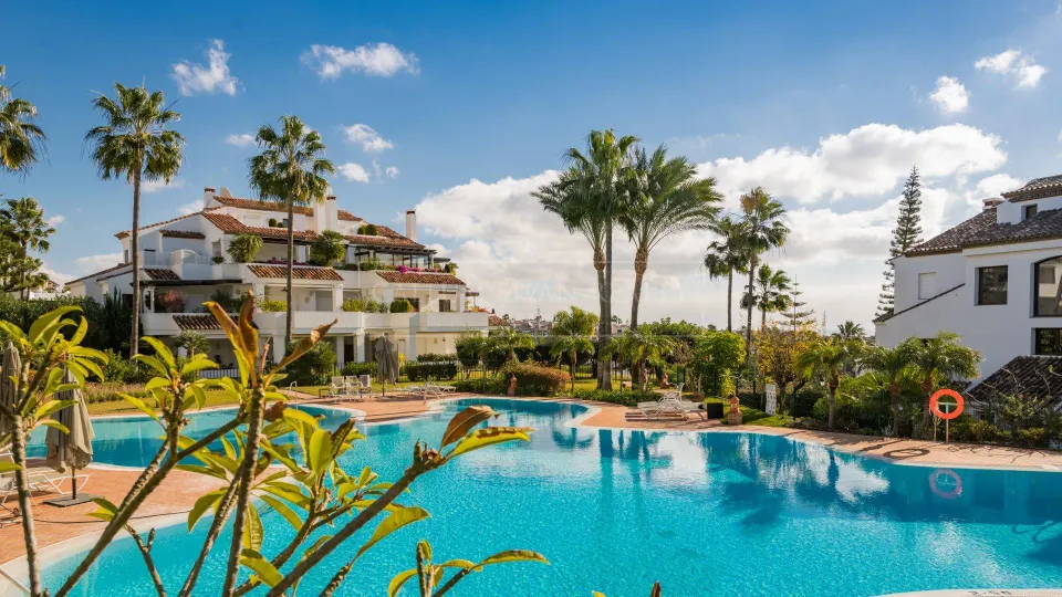 Precioso y lujoso apartamento con vistas al mar en Monte paraíso, en la Milla de Oro. Marbella