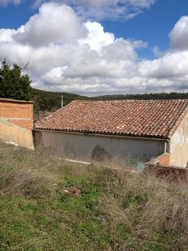 Finca urbana de 2.341 m2 con casa en la calle principal de V - foto 4