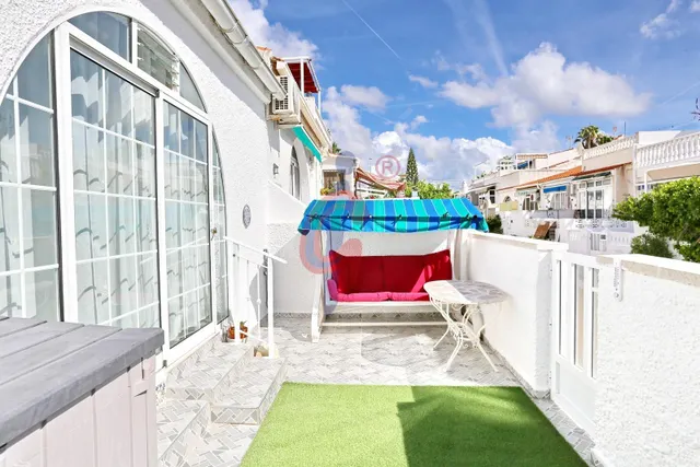 Se alquila encantador bungalow en planta baja en la urbanización San Luis, Torrevieja — 3