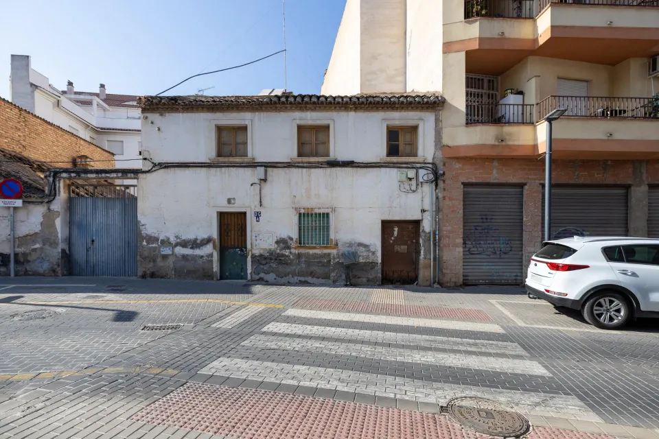 Atención promotores. Casa para derribar y hacer bloque de hasta 720 m2 de obra en Maracena centro