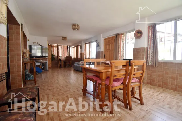 CHALET RÚSTICO CON PISCINA, TERRAZA Y PARKING — 16