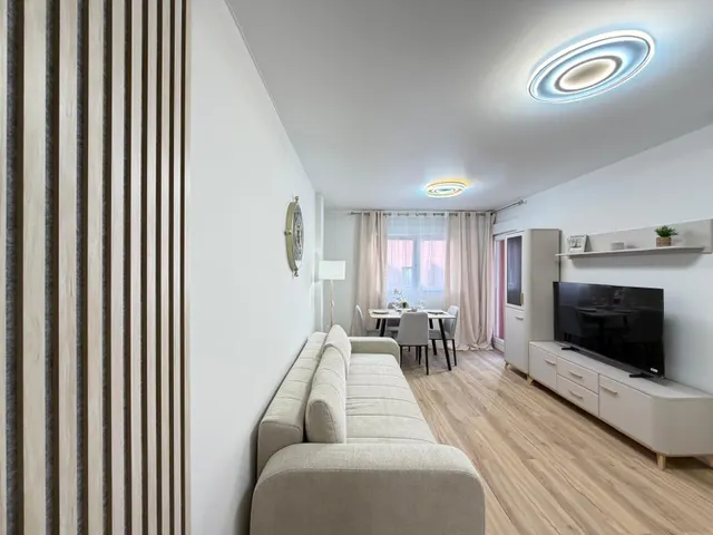 Apartamento totalmente reformado cerca de parque de las naciones con 2 dorm. 1 baño. con piscina. superficie 70 m2. — 32