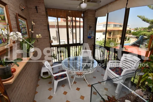 VILLA de 2 alturas con JARDÍN y PISCINA — 9