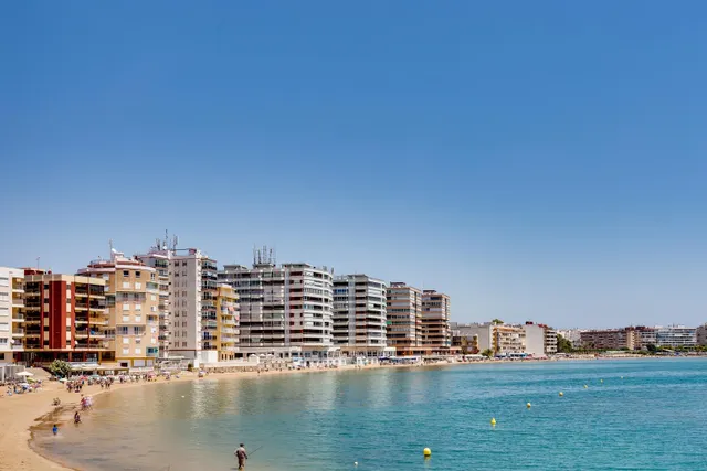 Amplio apartamento de 4 dormitorios en el corazón de Torrevieja — 46