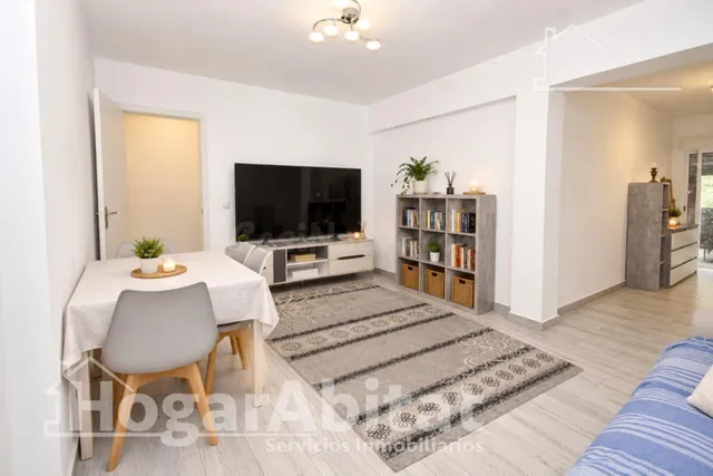 Exclusiva ubicación junto a la playa en este piso reformado  - foto 2