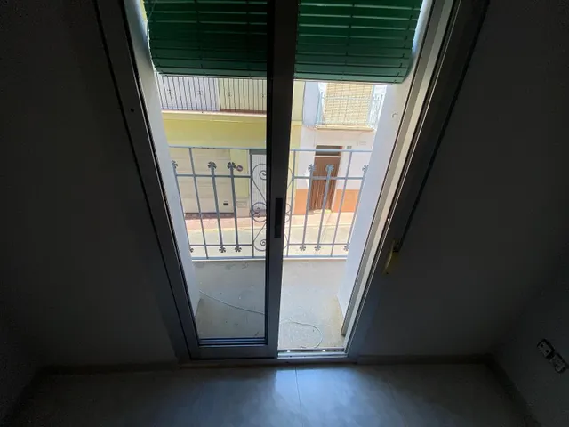 ¡AMPLIA VIVIENDA CON TERRAZA EN LA ZONA ALTA DE LA POBLACIÓN! — 48