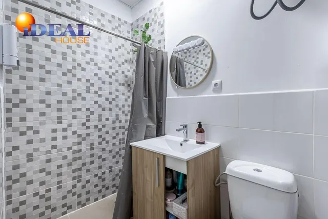 Local adaptado a vivienda en el Zaidin. — 13