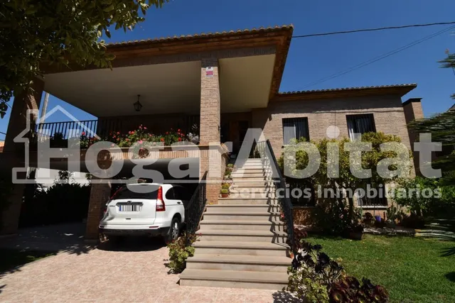 VILLA de 2 alturas con JARDÍN y PISCINA — 11