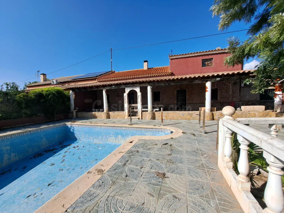 FINCA RURAL CON 4 VIVIENDAS Y NAVE