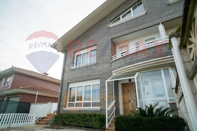 CHALET PAREADO CON JARDIN EN LAREDO