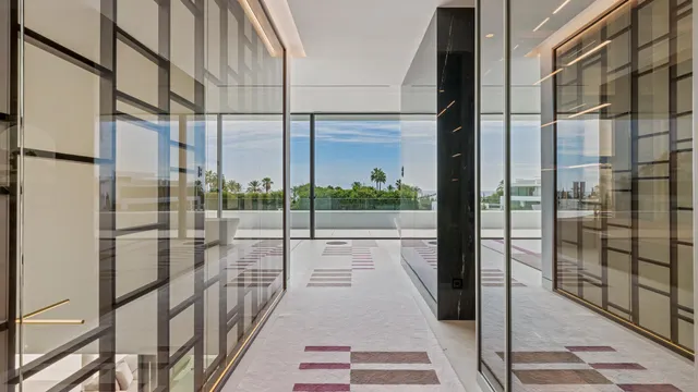 Sofisticada villa con vistas al mar en la Milla de Oro, Marbella — 26