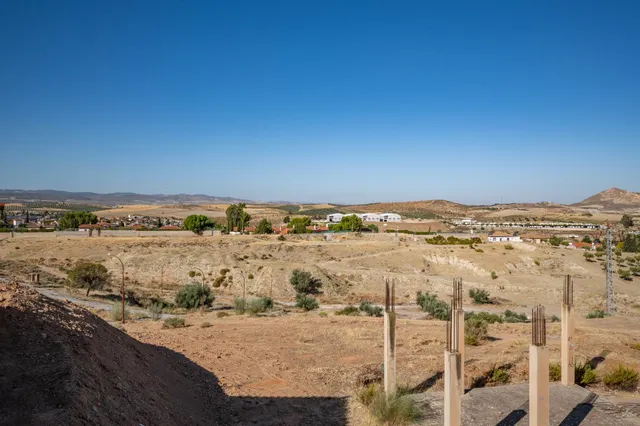 SOLAR RESIDENCIAL EN OTURA — 28