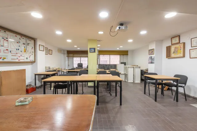 LOCAL COMERCIAL JUNTO A ÁNGEL GANIVET | ESPACIO Y UBICACIÓN. — 5