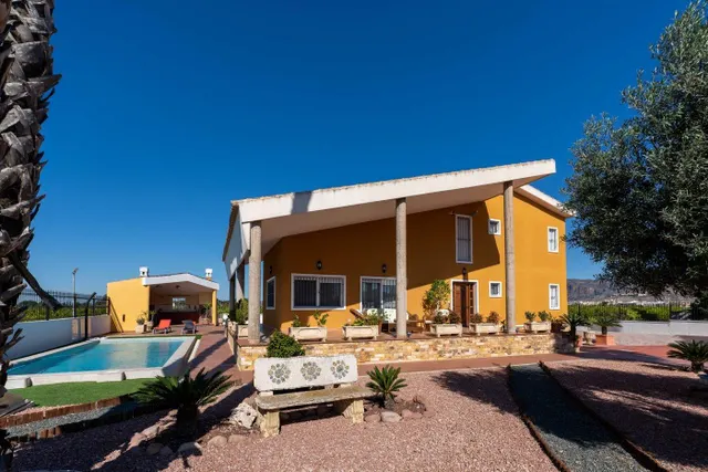 Finca de 9.480 m2. con Chalet de 495 m2. construidos en parcela de 1.000 m2. dentro de la finca. — 3