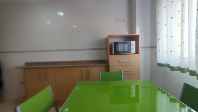 ¡Buscamos al 4.º compañer@ de piso! Habitación amplia junto a la Universidad — 7