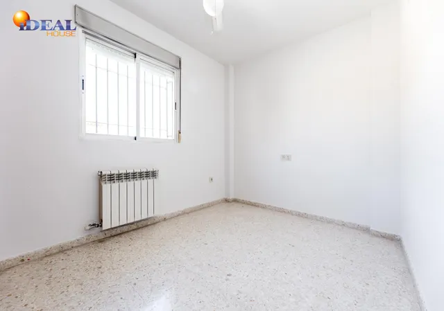 Vive en el corazón de Armilla: 4 dormitorios, patio, terraza y garaje — 13