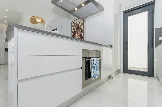 VILLA DE 3 DORMITORIOS 3 BAÑOS, PISCINA PRIVADA EN ORIHUELA  - foto 2