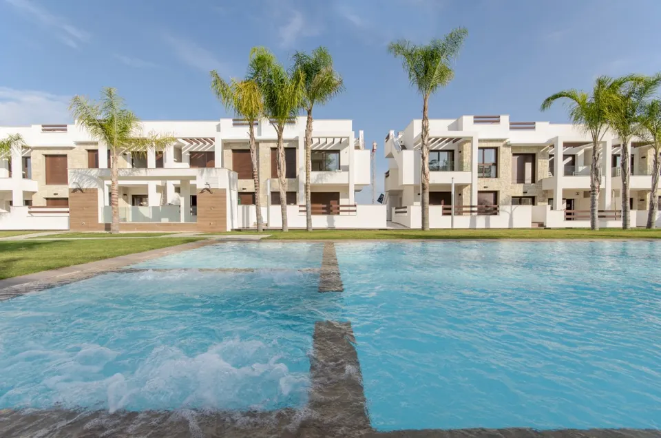 BUNGALOW DE 2 DORM. DE NUEVA CONSTRUCCIÓN EN COMPLEJO RESIDENCIAL EN TORREVIEJA.
