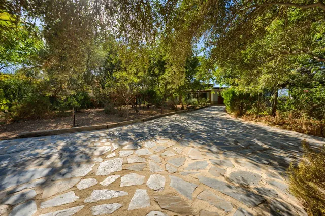 Chalet independiente de una planta con apartamento, piscina y parcela urbana de 2.800 m2 — 10