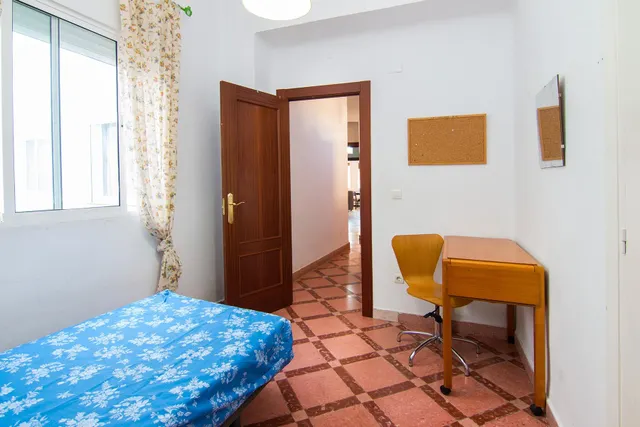 Por debajo de la Plaza Trinidad, a un paso de Facultad de Traductores, Derecho, Escuela de Arte y Oficios. Actualmente 6 estancias(incluido el salón). un cuarto de baño, un aseo, cocina. Techos Alto — 22