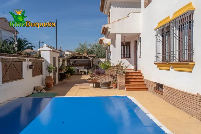 CHALET dividido en dos viviendas con piscina y zona ajardinadas. — 49